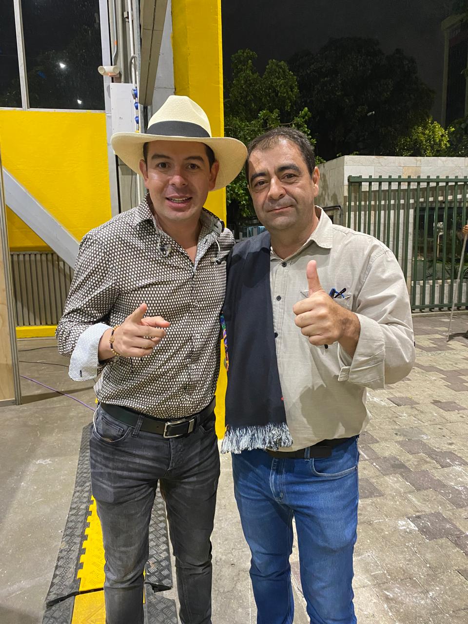 Equipo de ODEION con artistas tras bastidores en un evento en Colombia 12