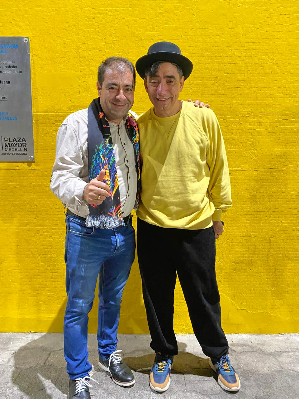 Equipo de ODEION con artistas tras bastidores en un evento en Colombia 9