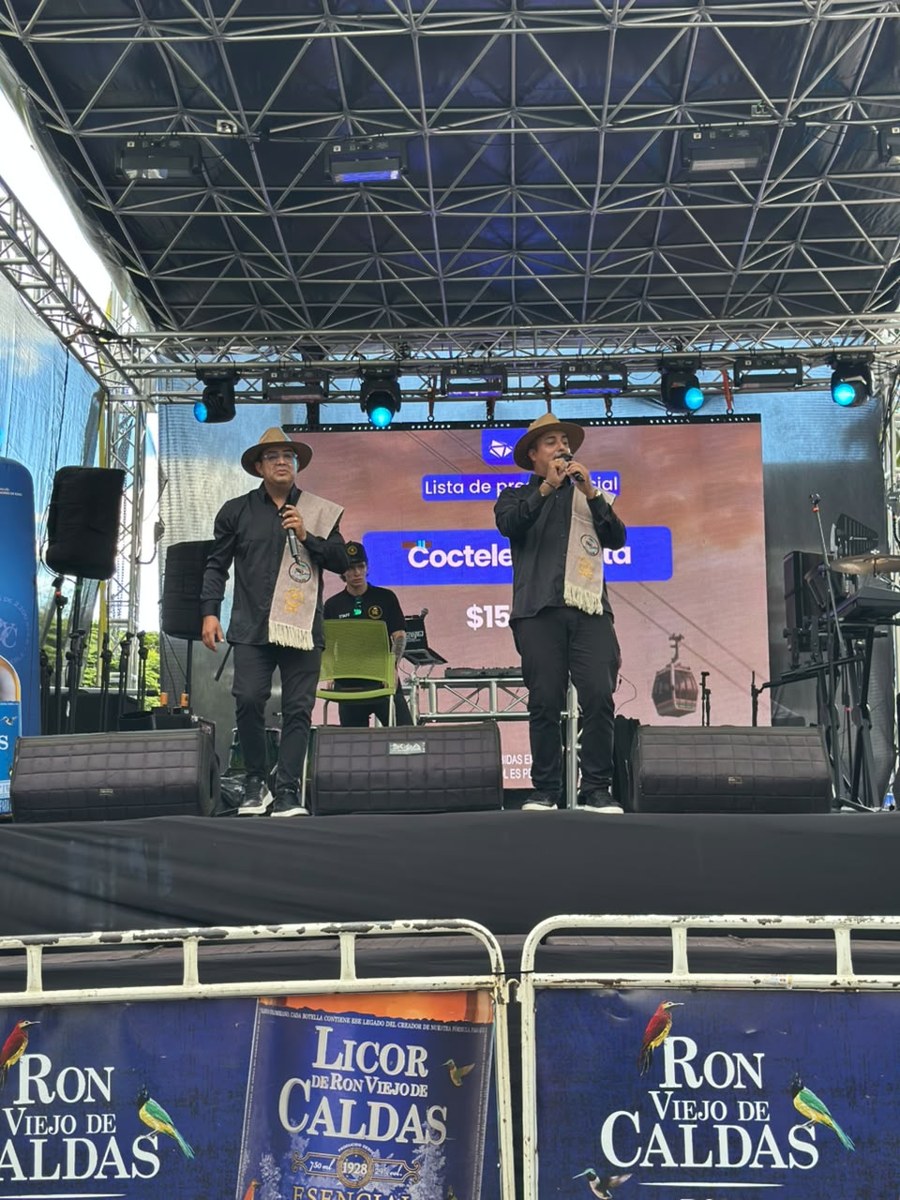 Toto y Sirirí en tarima