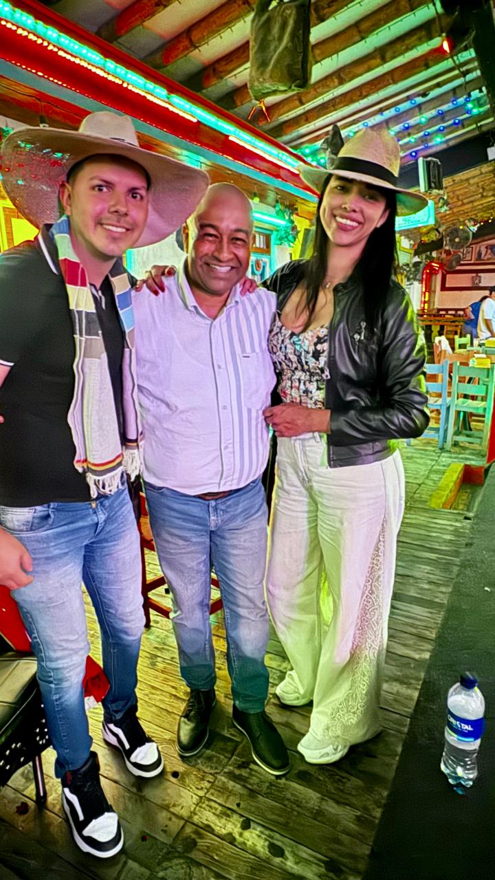 Equipo de ODEION con artistas tras bastidores en un evento en Colombia 17