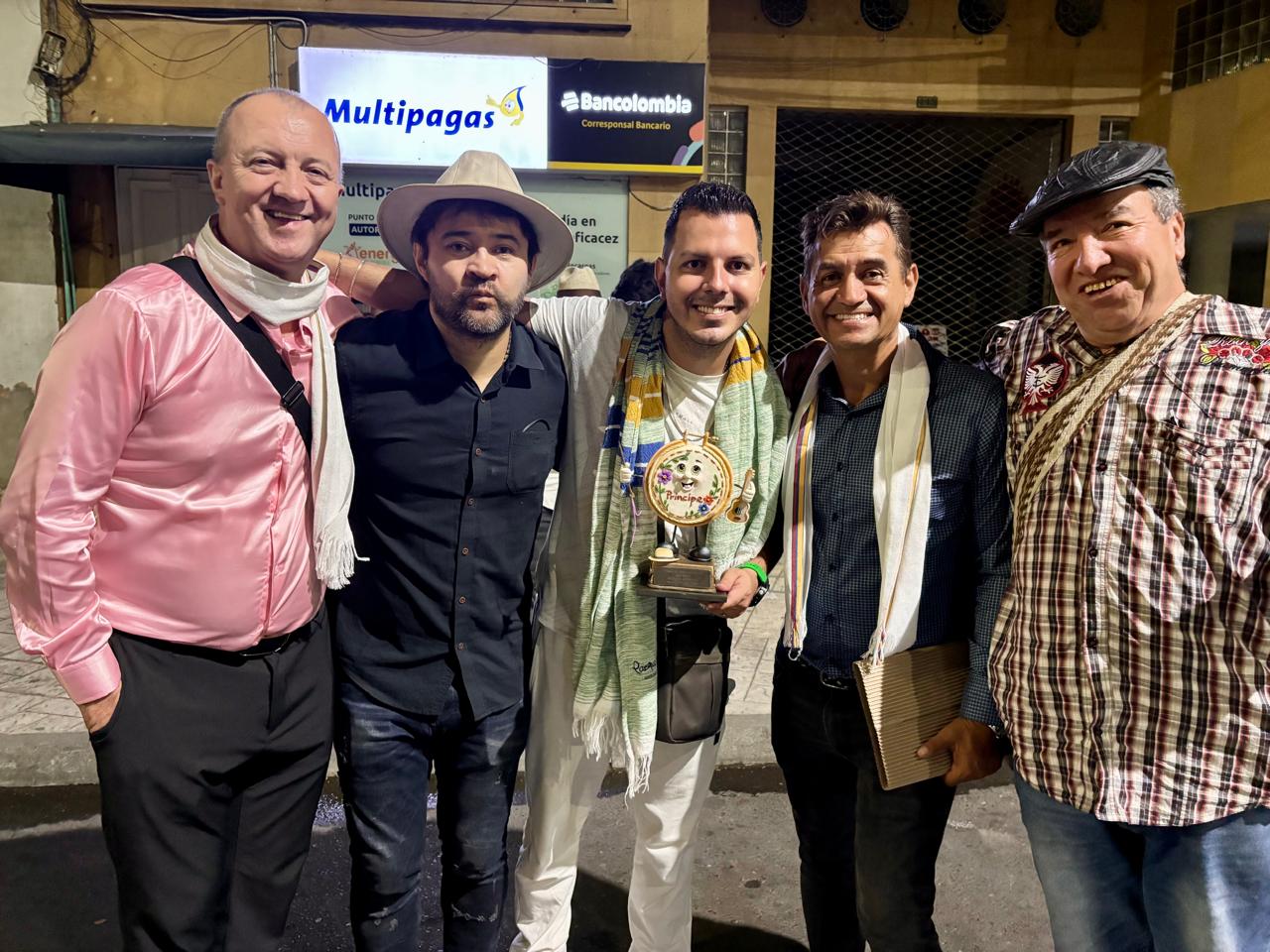 Equipo de ODEION con artistas tras bastidores en un evento en Colombia 13