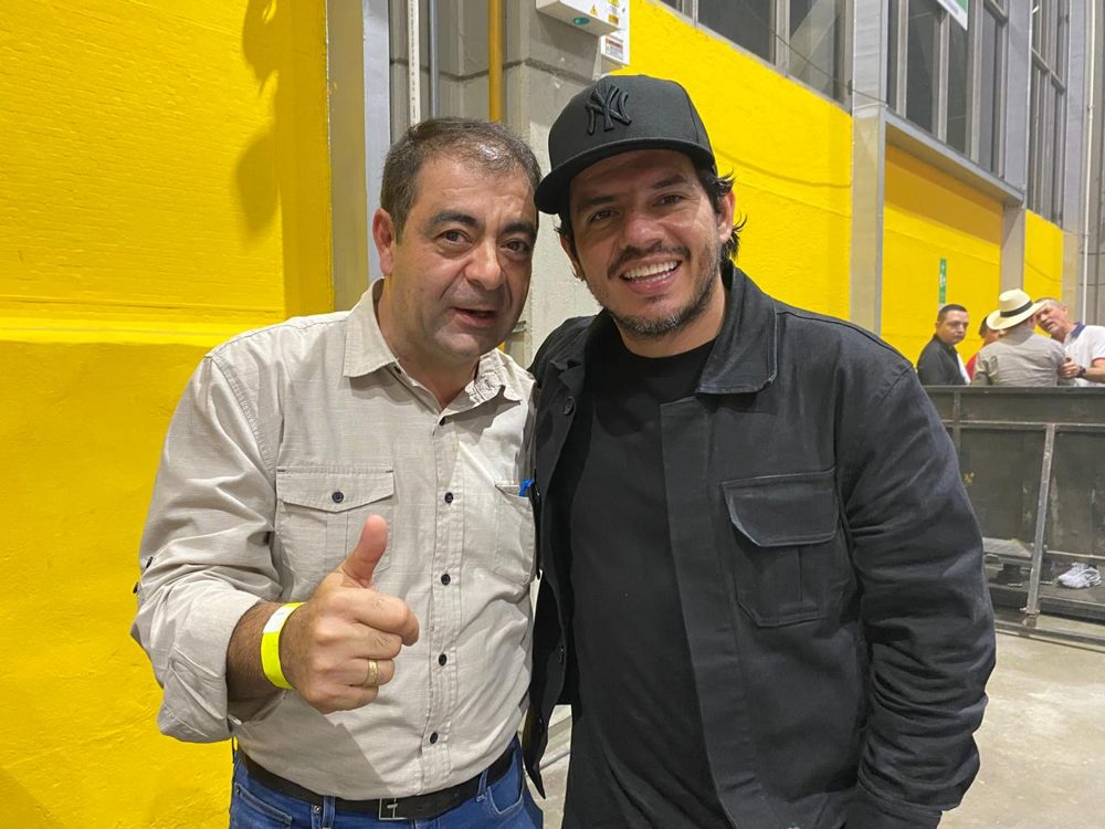 Equipo de ODEION con artistas tras bastidores en un evento en Colombia 5