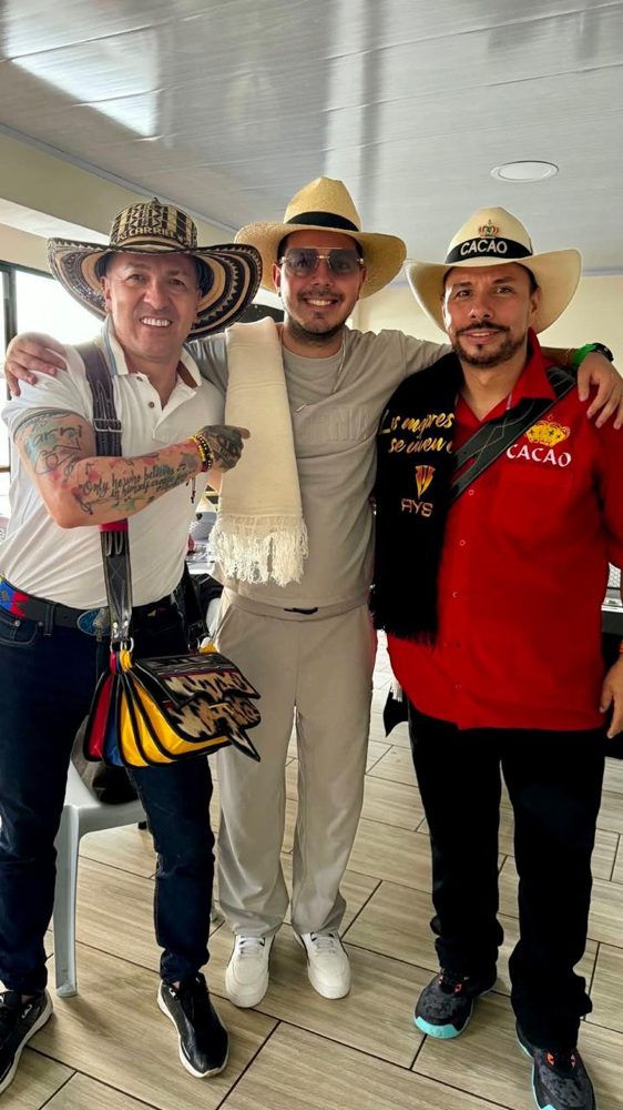 Equipo de ODEION con artistas tras bastidores en un evento en Colombia 7