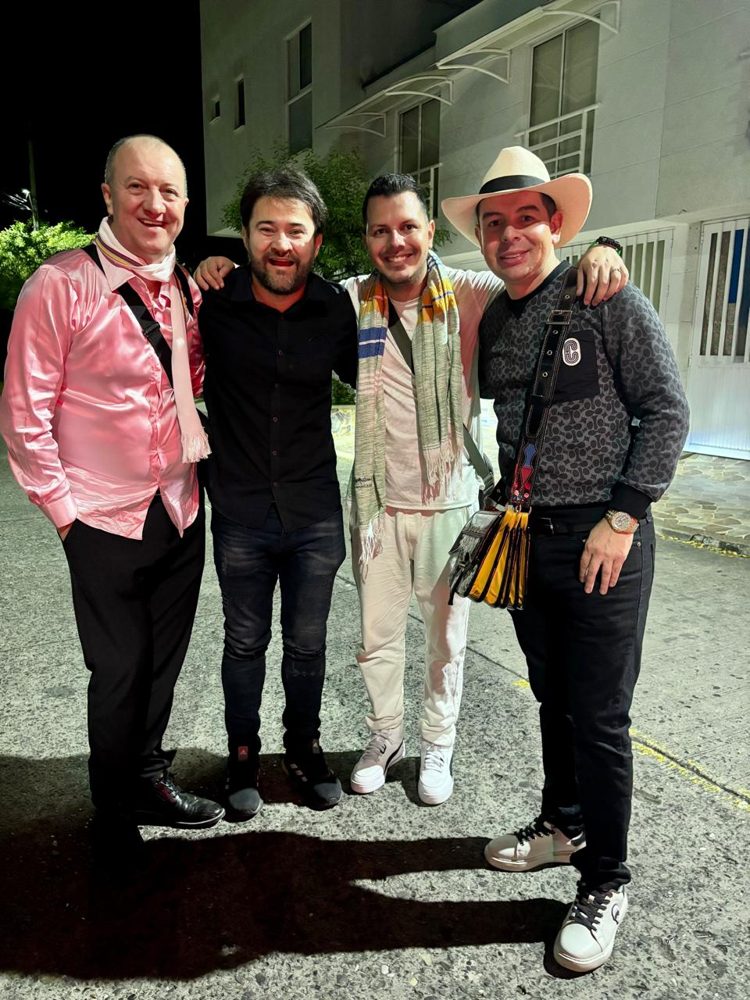 Equipo de ODEION con artistas tras bastidores en un evento en Colombia 6