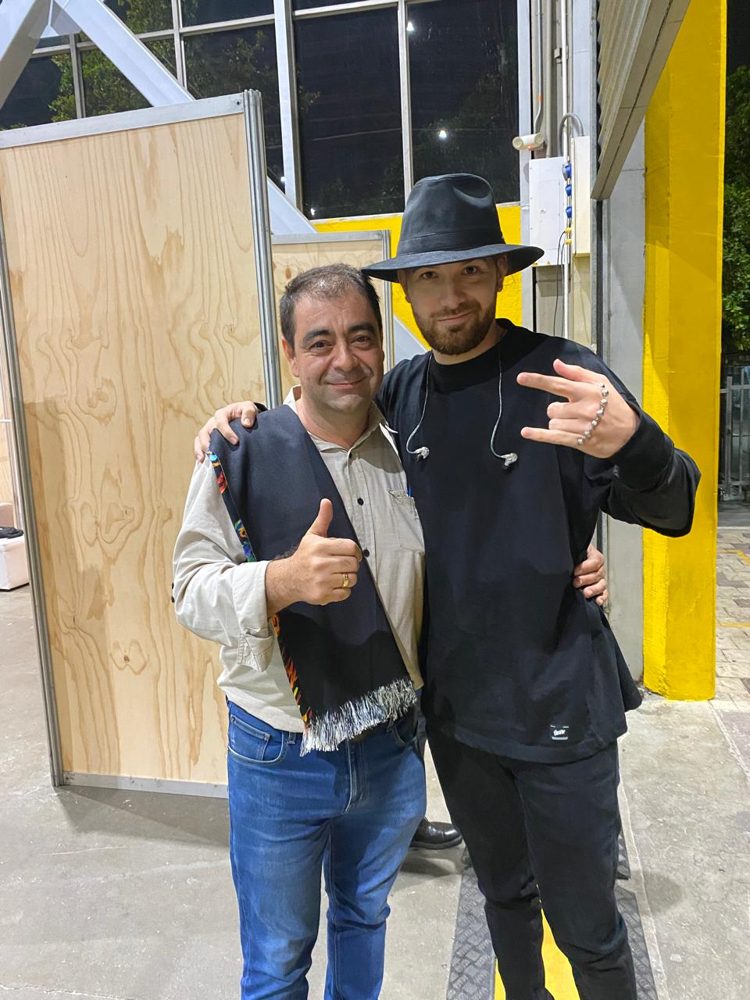 Equipo de ODEION con artistas tras bastidores en un evento en Colombia 3