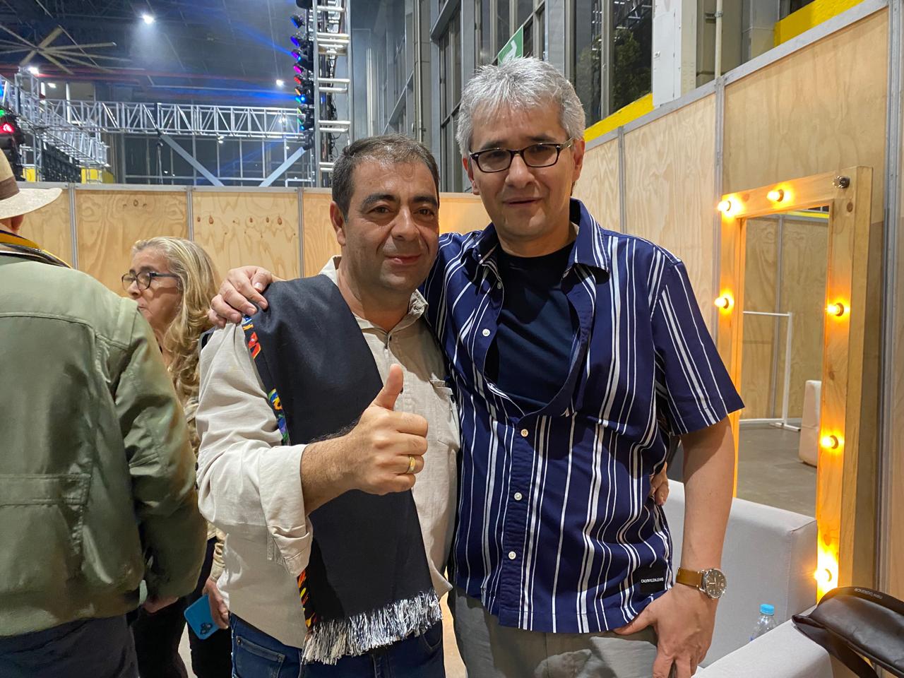 Equipo de ODEION con artistas tras bastidores en un evento en Colombia 11