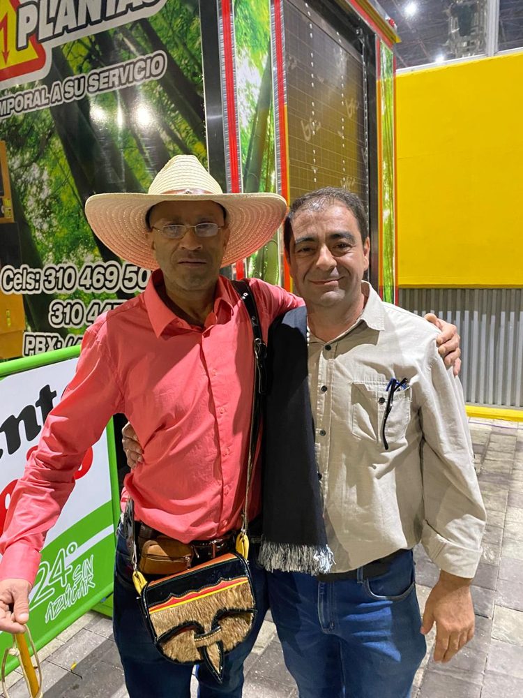 Equipo de ODEION con artistas tras bastidores en un evento en Colombia 2