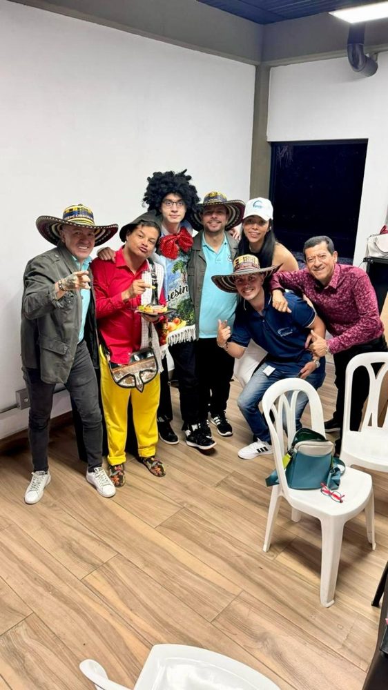 Equipo de ODEION con artistas tras bastidores en un evento en Colombia 8