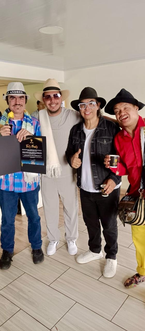 Equipo de ODEION con artistas tras bastidores en un evento en Colombia 15
