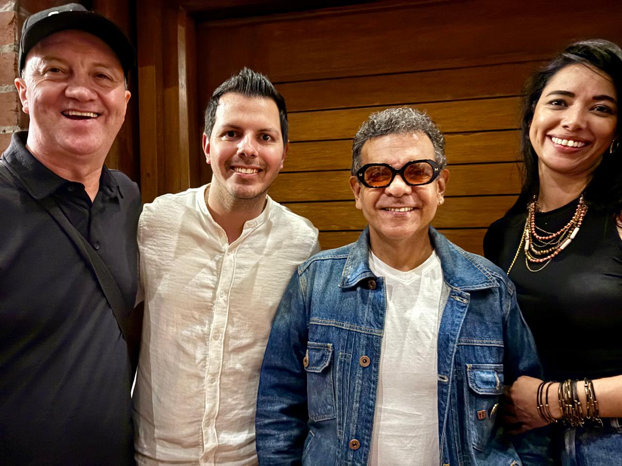 Equipo de ODEION con artistas tras bastidores en un evento en Colombia 16